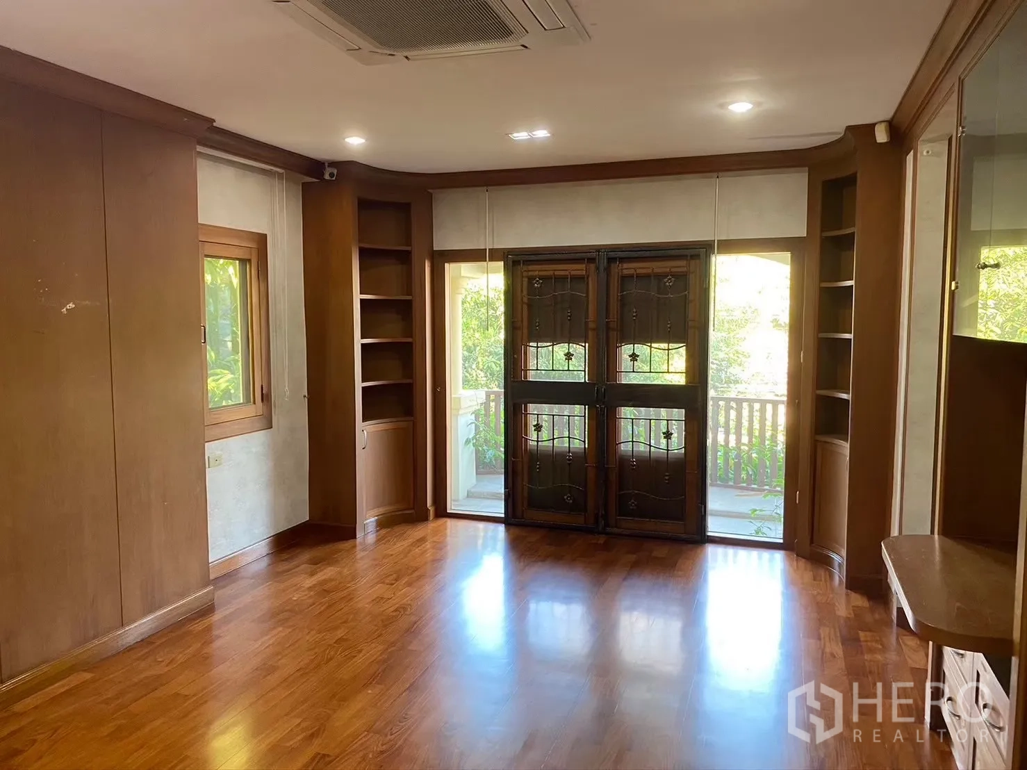 บ้าน ให้เช่าในWatthana, Bangkok - ห้องน้ำใหญ่มีอ่างอาบน้ำและฝักบัวกระจกแยก