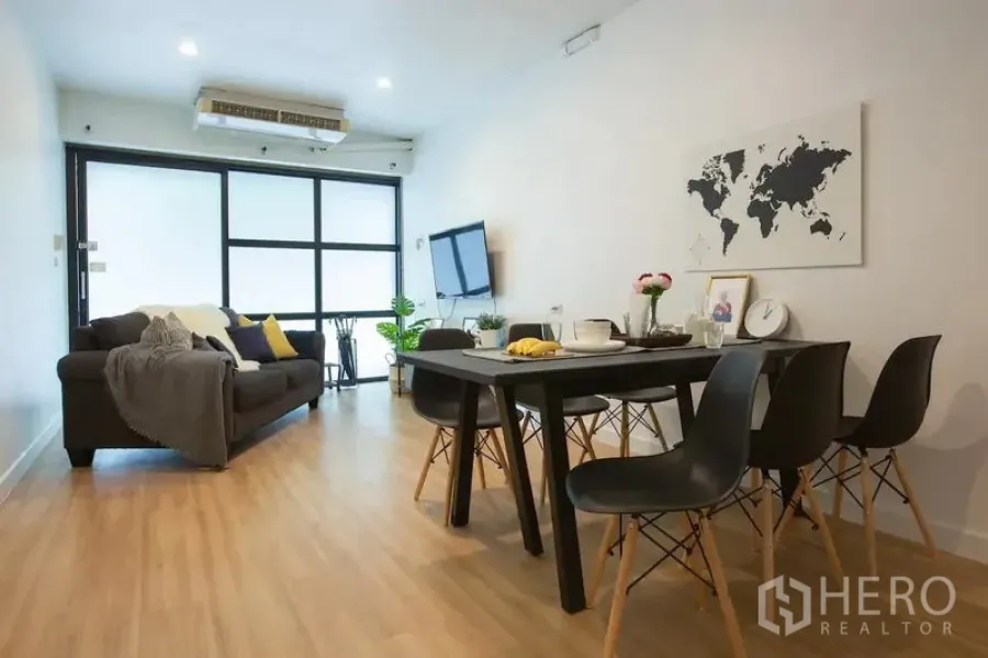 ทาวน์เฮาส์ ให้เช่าในSathon, Bangkok - ห้องนั่งเล่นและรับประทานอาหารสว่าง โปร่ง หน้าต่างกรอบดำบานใหญ่ พื้นไม้