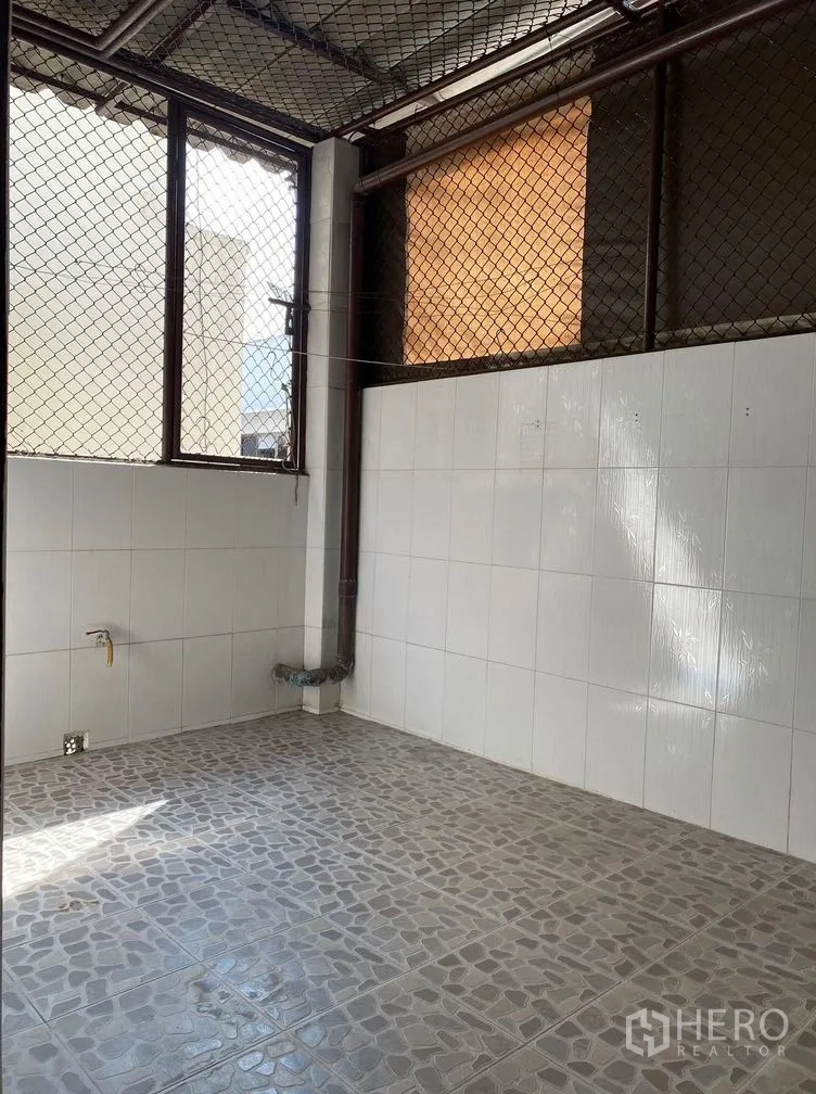 พื้นที่ขายปลีก ให้เช่าในSathon, Bangkok - พื้นที่อเนกประสงค์ปูกระเบื้อง มีหน้าต่างตะแกรงและจุดต่อท่อ