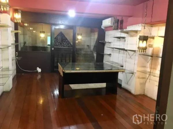 อาคารพาณิชย์ ให้เช่าในSuan Luang, Bangkok - พื้นที่ค้าขายชั้นล่าง พื้นไม้ ประตูกระจก ชั้นวางโชว์สินค้า และไฟตกแต่ง