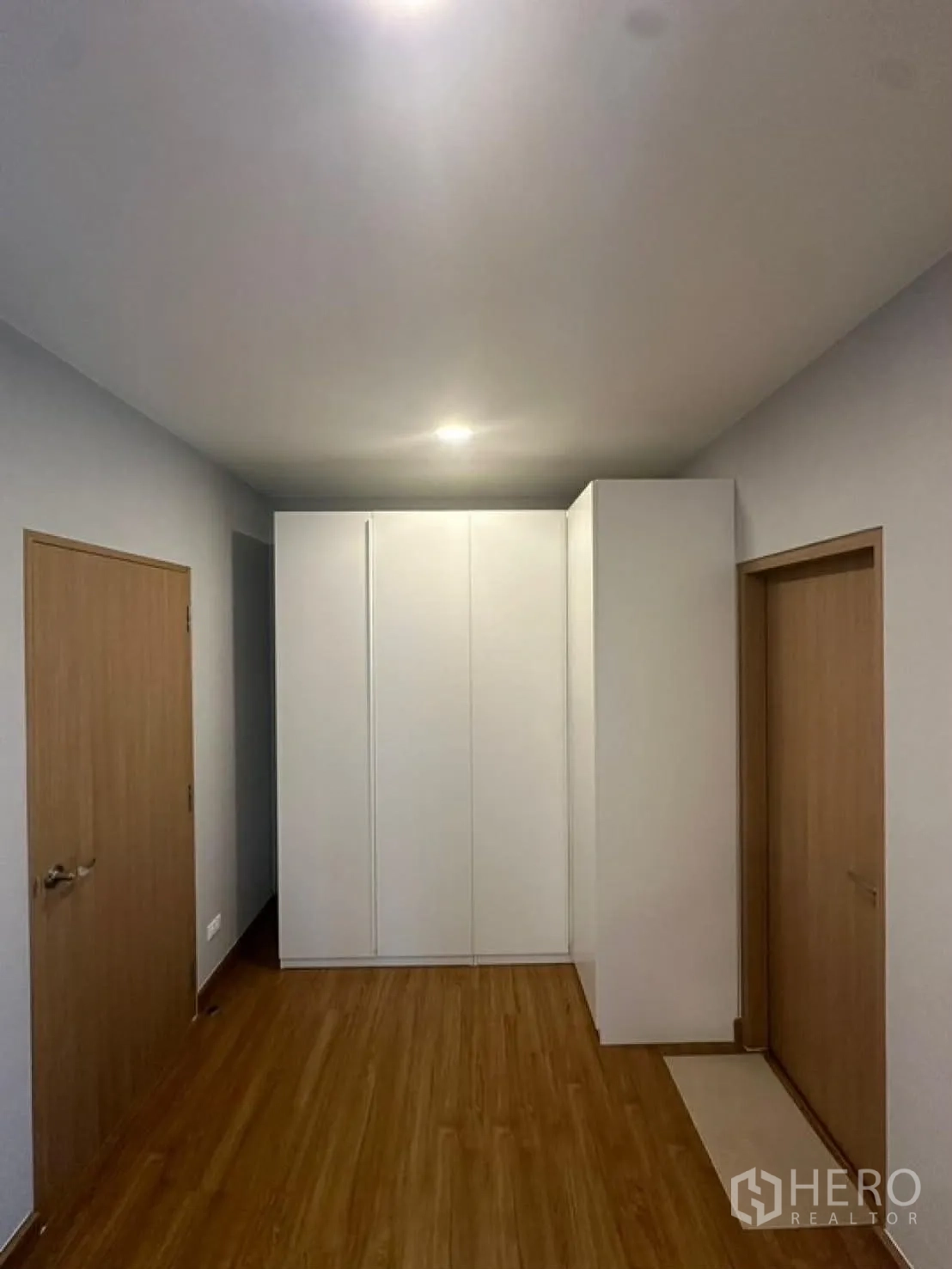 บ้านเดี่ยว for rent in Bang Phli, Samut Prakan - โถงทางเดินพร้อมตู้บิวท์อินและประตูไม้