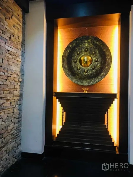 ทาวน์เฮาส์ ให้เช่าในYan Nawa, Bangkok - ซุ้มประดับไฟสวย แสดงฆ้องขนาดใหญ่ตั้งบนแท่นขั้นบันได