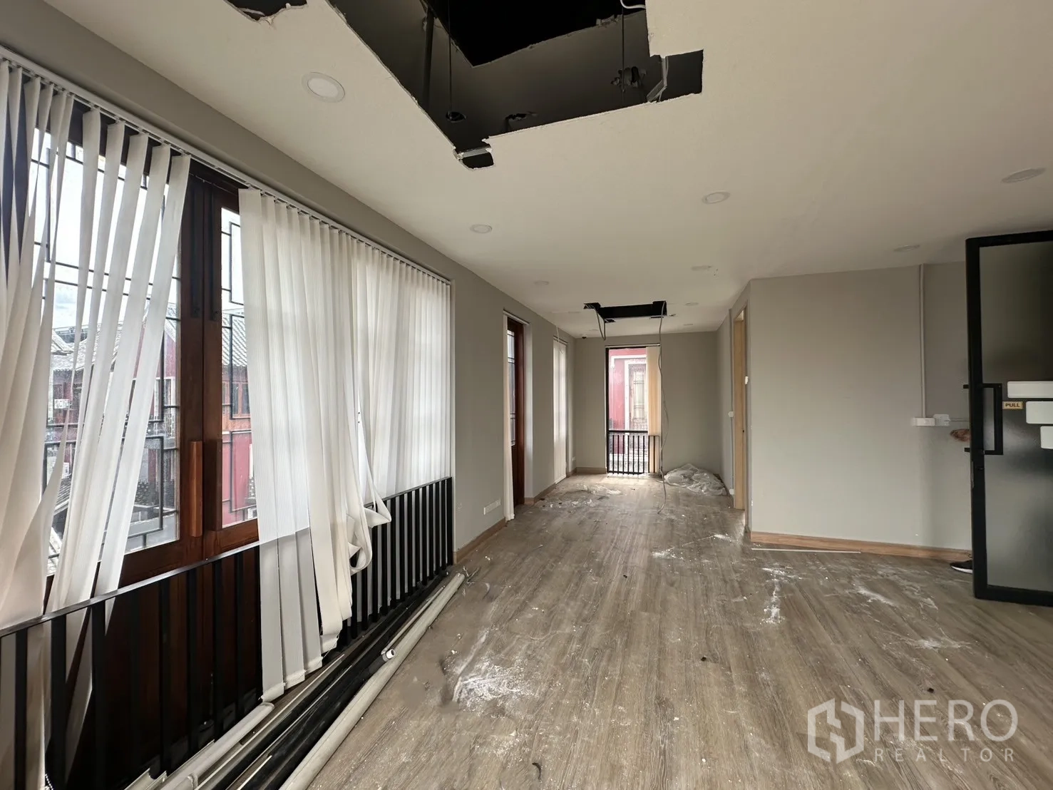 带办公室的家 出租在Pathum Wan, Bangkok - 大房间，木地板，明亮LED灯与浅色窗帘