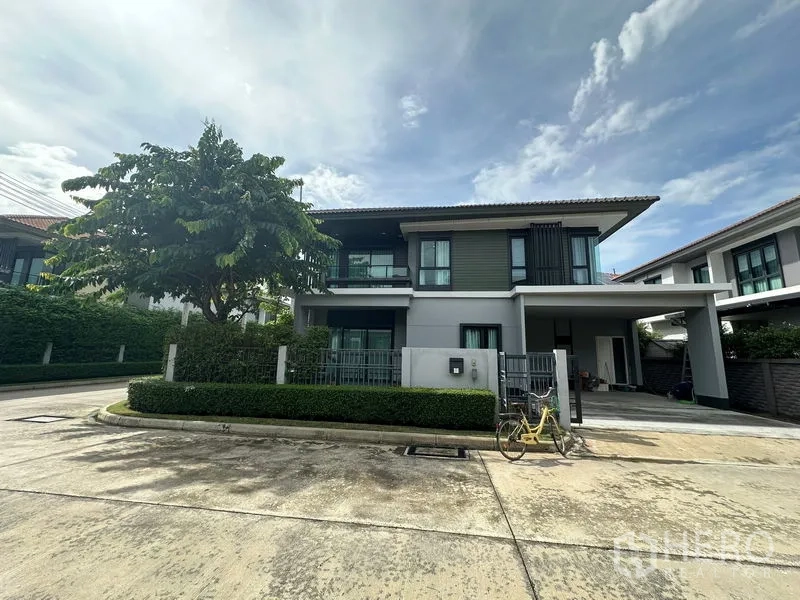 บ้าน ให้เช่าในLam Luk Ka, Pathum Thani - บ้านเดี่ยว 2 ชั้น แปลงมุม รั้วพุ่มไม้ ระเบียงและทางรถเข้า