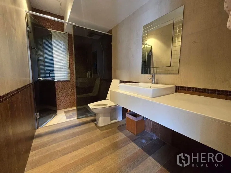 บ้าน ให้เช่าในSuan Luang, Bangkok - ห้องน้ำ ฝักบัวแบบวอล์กอิน เคาน์เตอร์ยาว พื้นลายไม้