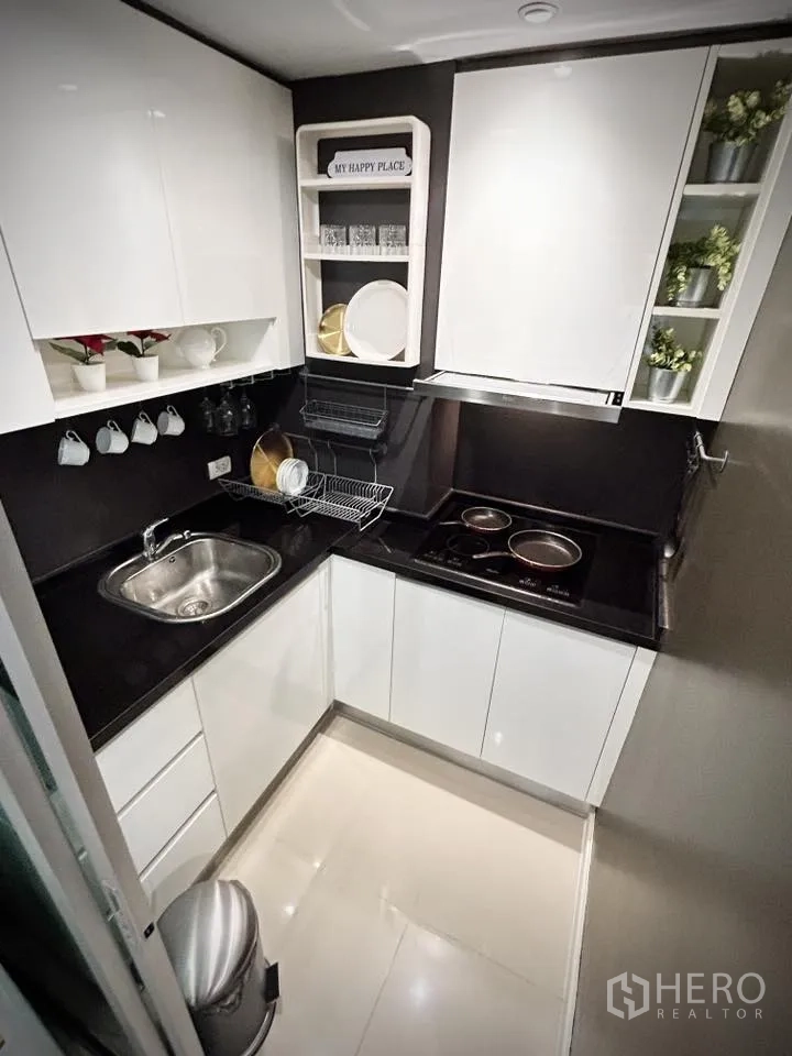 คอนโด for rent in Huai Khwang, Bangkok - ครัวยูรูปกะทัดรัด ตู้เก็บของ ซิงค์ และเตาไฟฟ้า