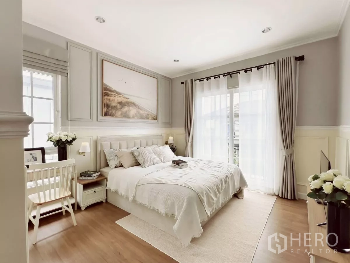 独立式住宅 出租在Khlong Luang, Pathum Thani - 主卧，配大床、书桌与大窗帘