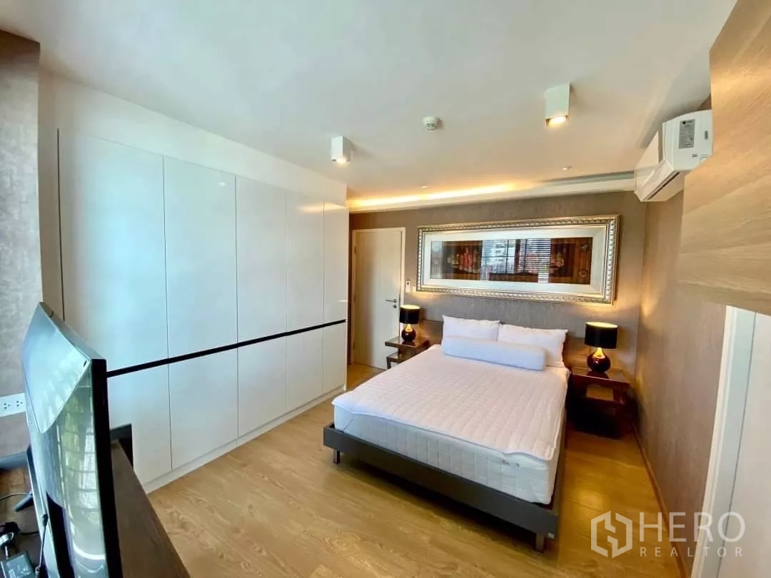 คอนโด ให้เช่าในWatthana, Bangkok - ห้องนอนหลักพร้อมตู้เสื้อผ้าบิวท์อิน เตียงควีน แสงไฟอบอุ่น และแอร์