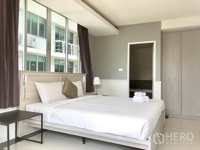 คอนโด ให้เช่าในKhlong Toei, Bangkok - ห้องนอนหลักกระจกบานใหญ่ ตู้เสื้อผ้าบิลท์อิน และทางเข้าห้องน้ำในตัว