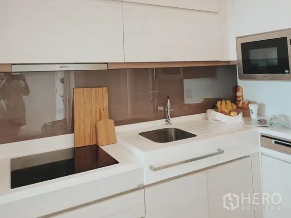 คอนโด ให้เช่าในThon Buri, Bangkok - ครัวบิลท์อินท็อปขาว เตาไฟฟ้า อ่างล้างจานและตู้เก็บของ