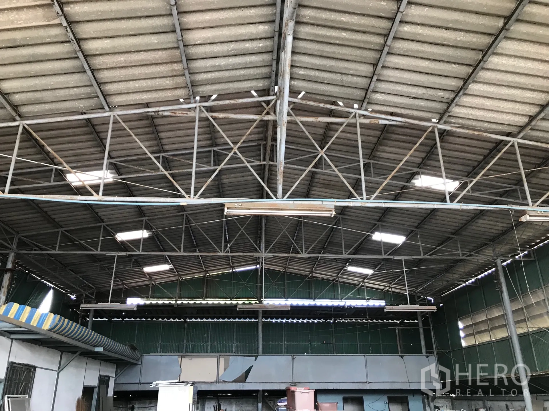 货栈 出租在Bang Phli, Samut Prakan - 钢桁架屋顶特写，带天窗与通风百叶，位于邦普里仓库内