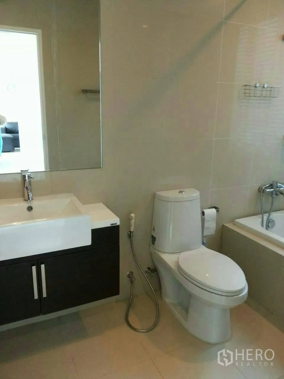 คอนโด ให้เช่าในPhaya Thai, Bangkok - ห้องน้ำร่วมสมัย มีอ่างอาบน้ำ โถสุขภัณฑ์ กระจกบานใหญ่ และอ่างล้างหน้า