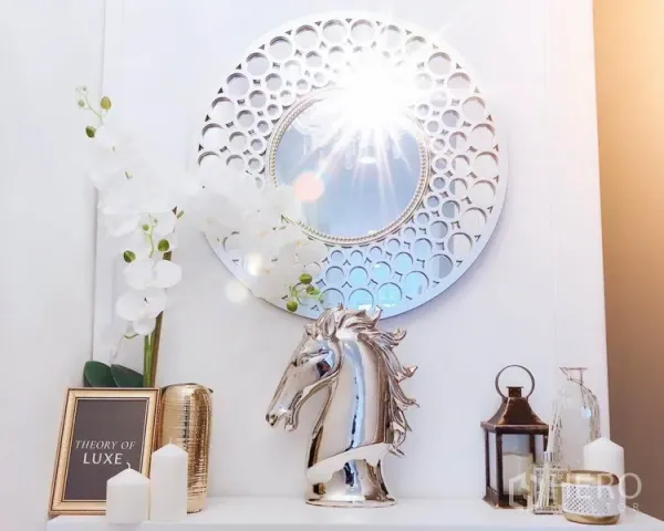 Retail Space for rent in Khlong Toei, Bangkok - Decorative shelf with a round mirror, white orchids and a silver horse sculpture.