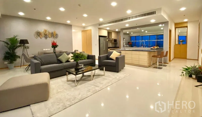 คอนโด ให้เช่าในKhlong Toei, Bangkok - โซนนั่งเล่นแบบเปิดเชื่อมครัวไอส์แลนด์ ไฟดาวน์ไลท์ และพื้นเงาเรียบ