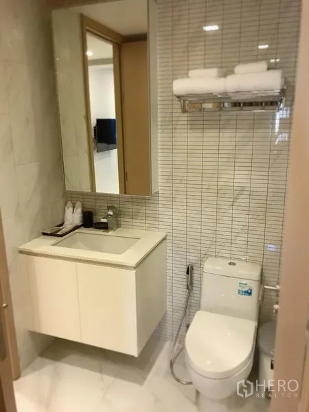 คอนโด ให้เช่าในWatthana, Bangkok - ห้องน้ำโมเดิร์น ผนังกระเบื้อง เคาน์เตอร์ซิงก์พร้อมตู้กระจก โถสุขภัณฑ์ และชั้นวางผ้าเช็ดตัว