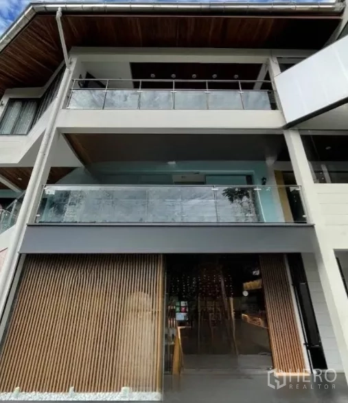 零售空间 出租在Watthana, Bangkok - 三层商业建筑，宽敞玻璃阳台与临街店铺入口