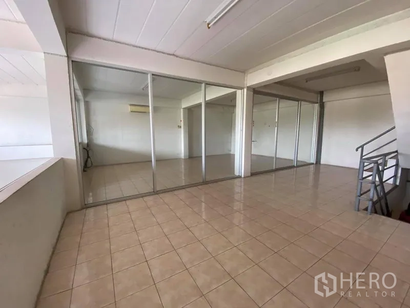 โรงงาน ขายในBang Phli, Samut Prakan - ห้องออฟฟิศกั้นกระจก พื้นกระเบื้อง ภายในตัวโรงงาน