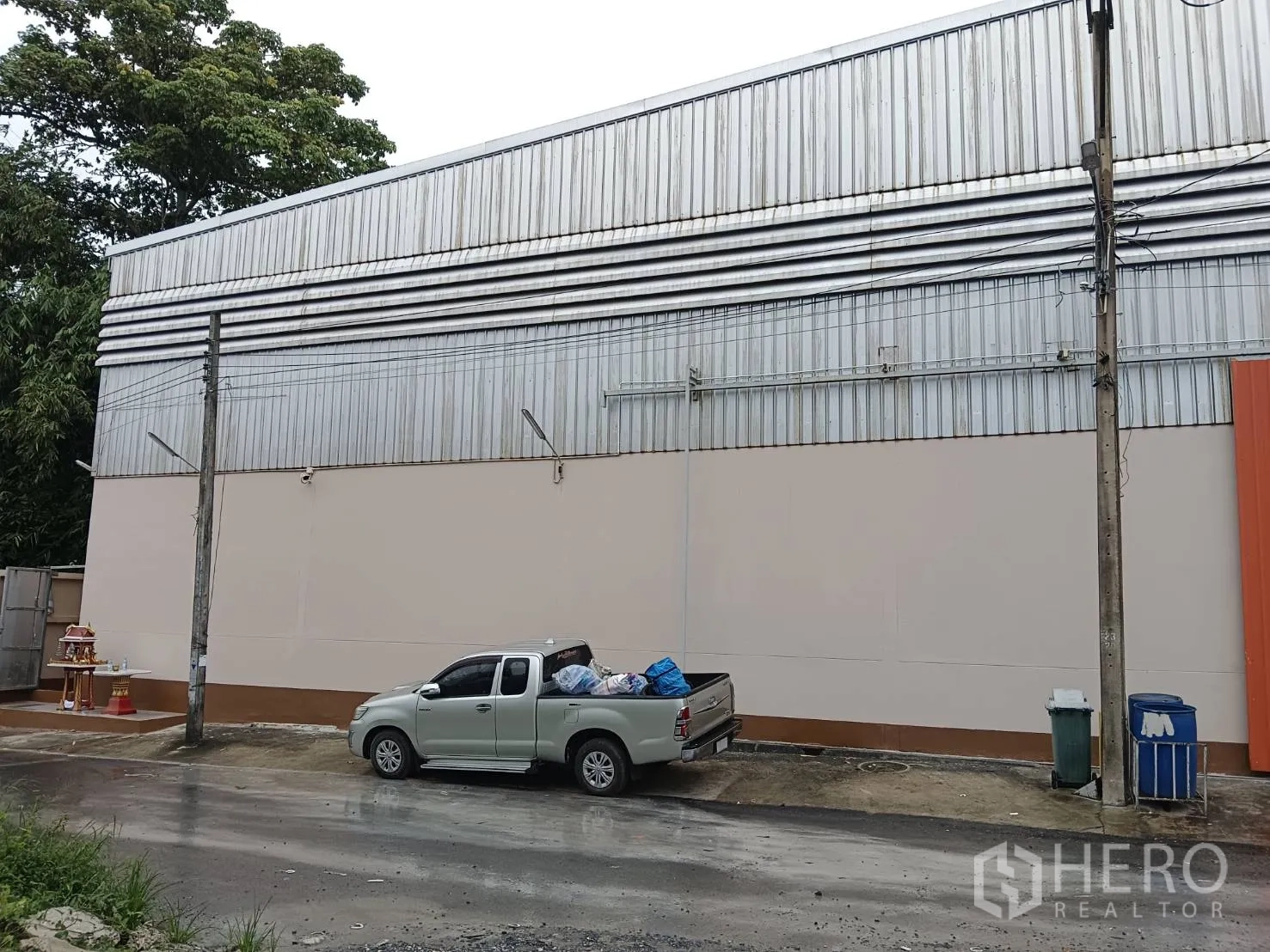 คลังสินค้า ให้เช่าในKhlong Sam Wa, Bangkok - ด้านข้างอาคารโกดังกรุเมทัลชีท มีรถกระบะจอดอยู่