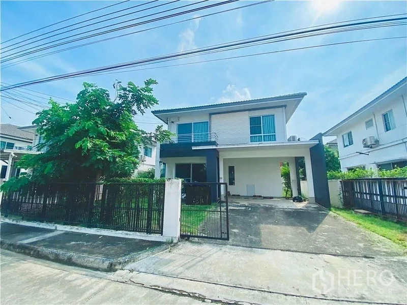 Detached House for rent - Street view of a modern two-storey house with gated driveway and small garden.