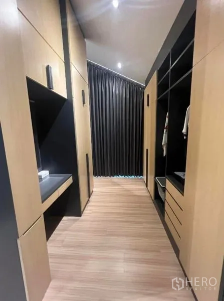 สำนักงานที่บ้าน ขายในPhra Khanong, Bangkok - วอล์กอินคลอเซ็ตบิวท์อินไม้พร้อมพื้นที่เก็บของกว้าง