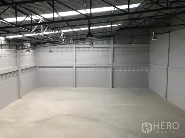 Factory for rent in Lat Lum Kaeo, Pathum Thani - Spacious warehouse floor with high ceiling, steel trusses and skylights.