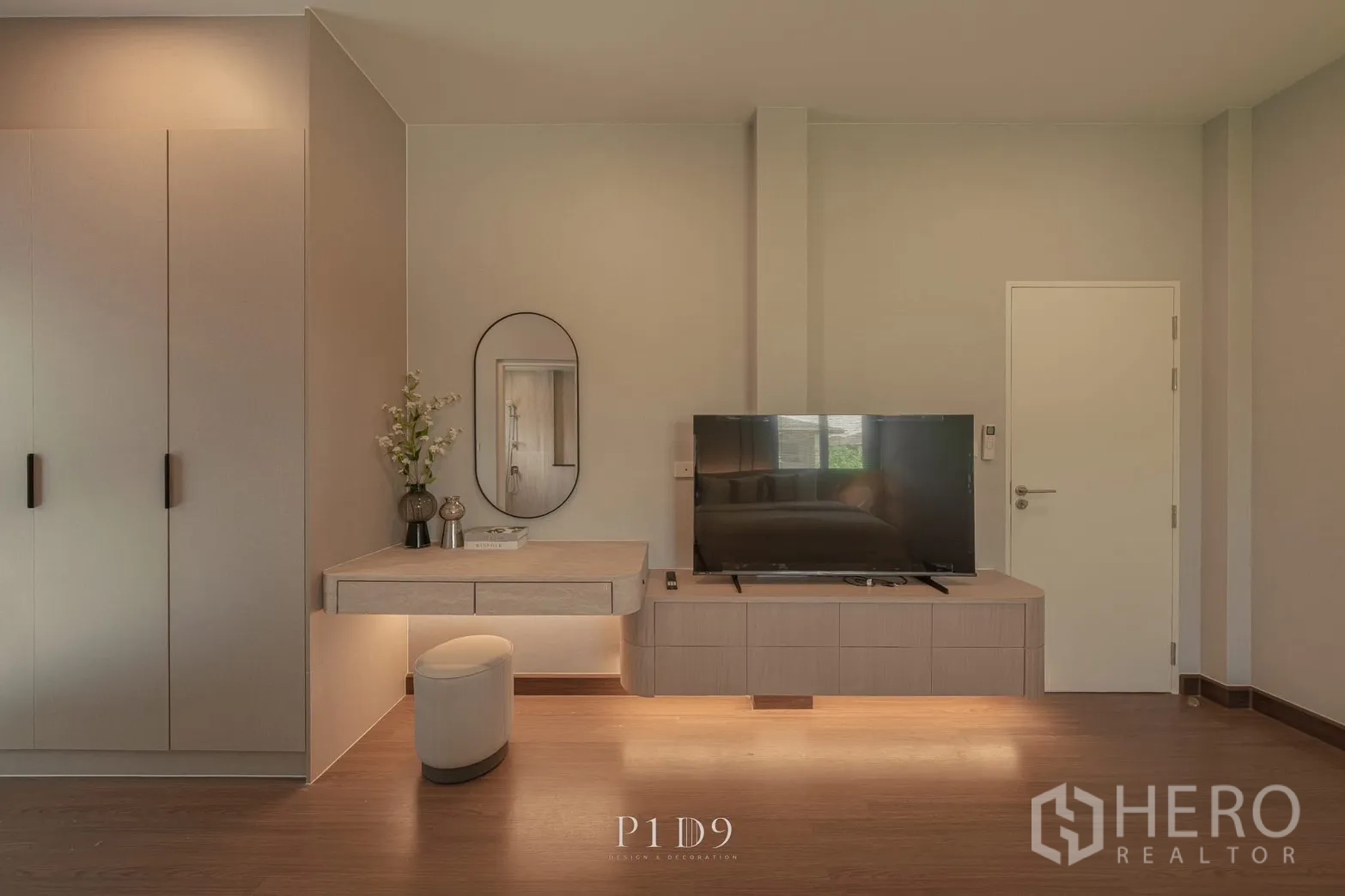 Detached House for rent in Bang Phli, Samut Prakan - Bedroom showing TV console, dressing table, wardrobe and neutral decor.