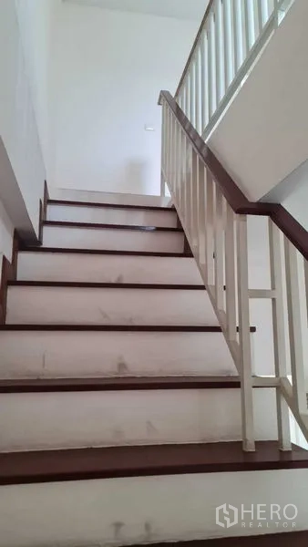 联排别墅 for 在Lam Luk Ka, Pathum Thani - 室内楼梯，木质台阶与白色栏杆。