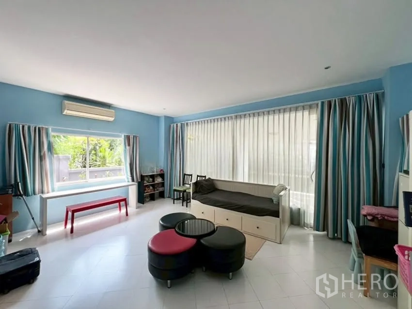 บ้านเดี่ยว for rent in Phra Khanong, Bangkok - ห้องอเนกประสงค์มีหน้าต่างบานใหญ่และเดย์เบด
