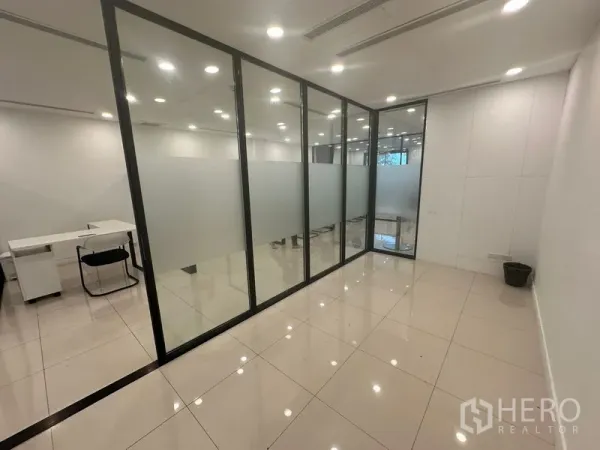 สำนักงานที่บ้าน ให้เช่าในBang Na, Bangkok - ห้องทำงานส่วนตัวกั้นกระจกเต็มบาน พื้นกระเบื้อง