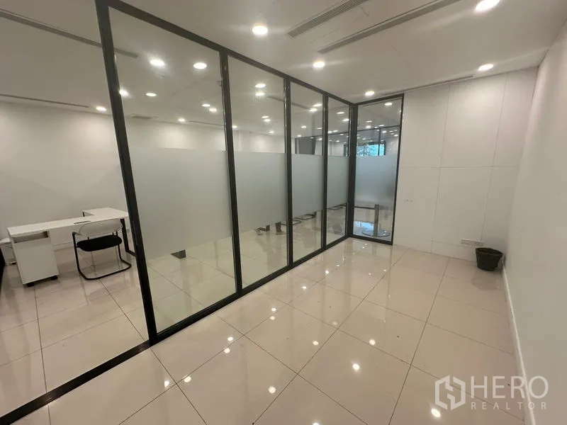 สำนักงานที่บ้าน ให้เช่าในBang Na, Bangkok - ห้องทำงานส่วนตัวกั้นกระจกเต็มบาน พื้นกระเบื้อง