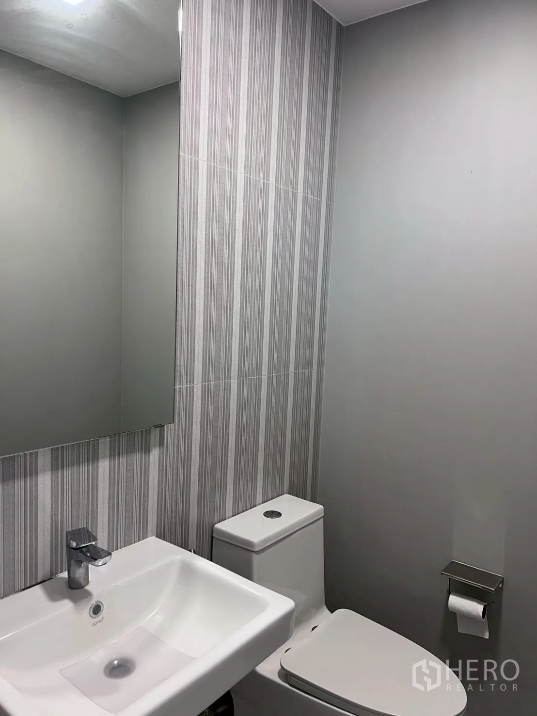 ทาวน์เฮาส์ ให้เช่าในBang Phli, Samut Prakan - ห้องน้ำชั้นล่าง โทนเทา แผงกระจกและอ่างล้างหน้า