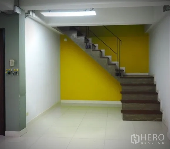 สำนักงานที่บ้าน ให้เช่าในLat Phrao, Bangkok - บันไดภายในพร้อมผนังสีเหลืองนำสายตาสู่ชั้นบน