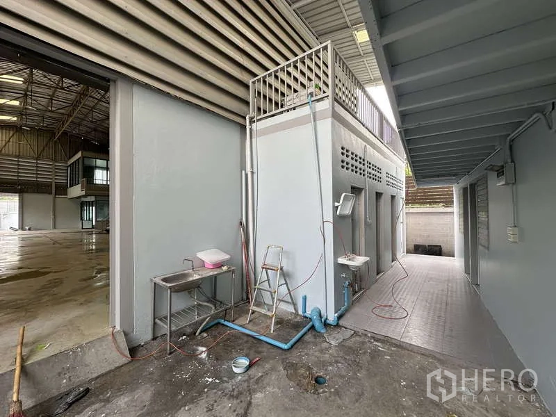 คลังสินค้า ให้เช่าในPak Kret, Nonthaburi - ห้องน้ำและห้องอาบน้ำข้างโกดัง พร้อมอ่างล้างมือและท่อประปา