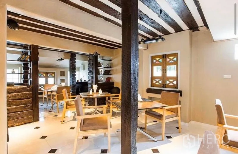 พื้นที่ขายปลีก ให้เช่าในKhlong Toei, Bangkok - พื้นที่นั่งรับประทานอาหาร โต๊ะไม้ คานโชว์ และหน้าต่างลาย