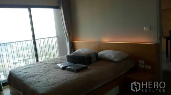 คอนโด ให้เช่าในWatthana, Bangkok - ห้องนอนคอนโดเอกมัย มีหน้าต่างและประตูระเบียงเต็มบาน พร้อมไฟซ่อนที่หัวเตียง