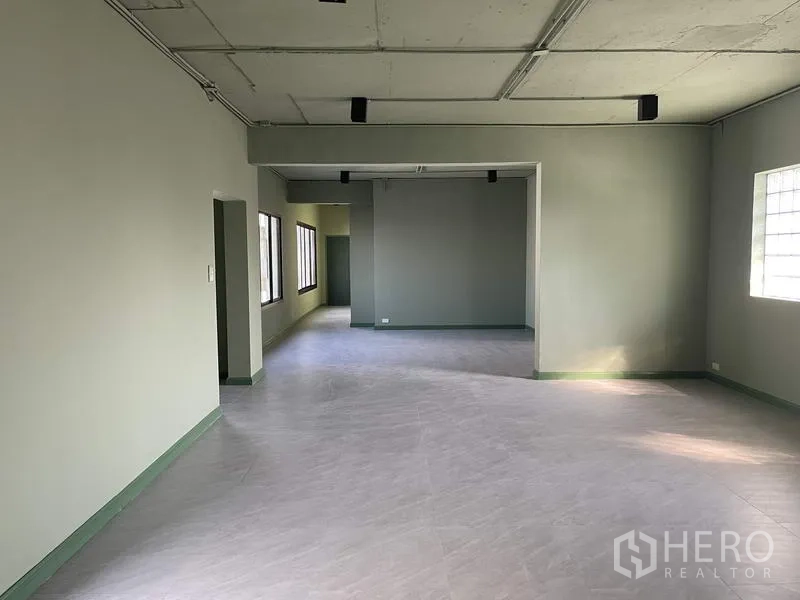 带办公室的家 出租在Phaya Thai, Bangkok - 开放式办公层，灰色地砖、外露天花管线与侧窗。