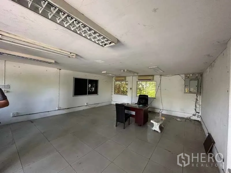 货栈 出租在Wang Noi, Phra Nakhon Si Ayutthaya - 较大的办公室房间，带窗户与书桌，地砖与顶灯设施。