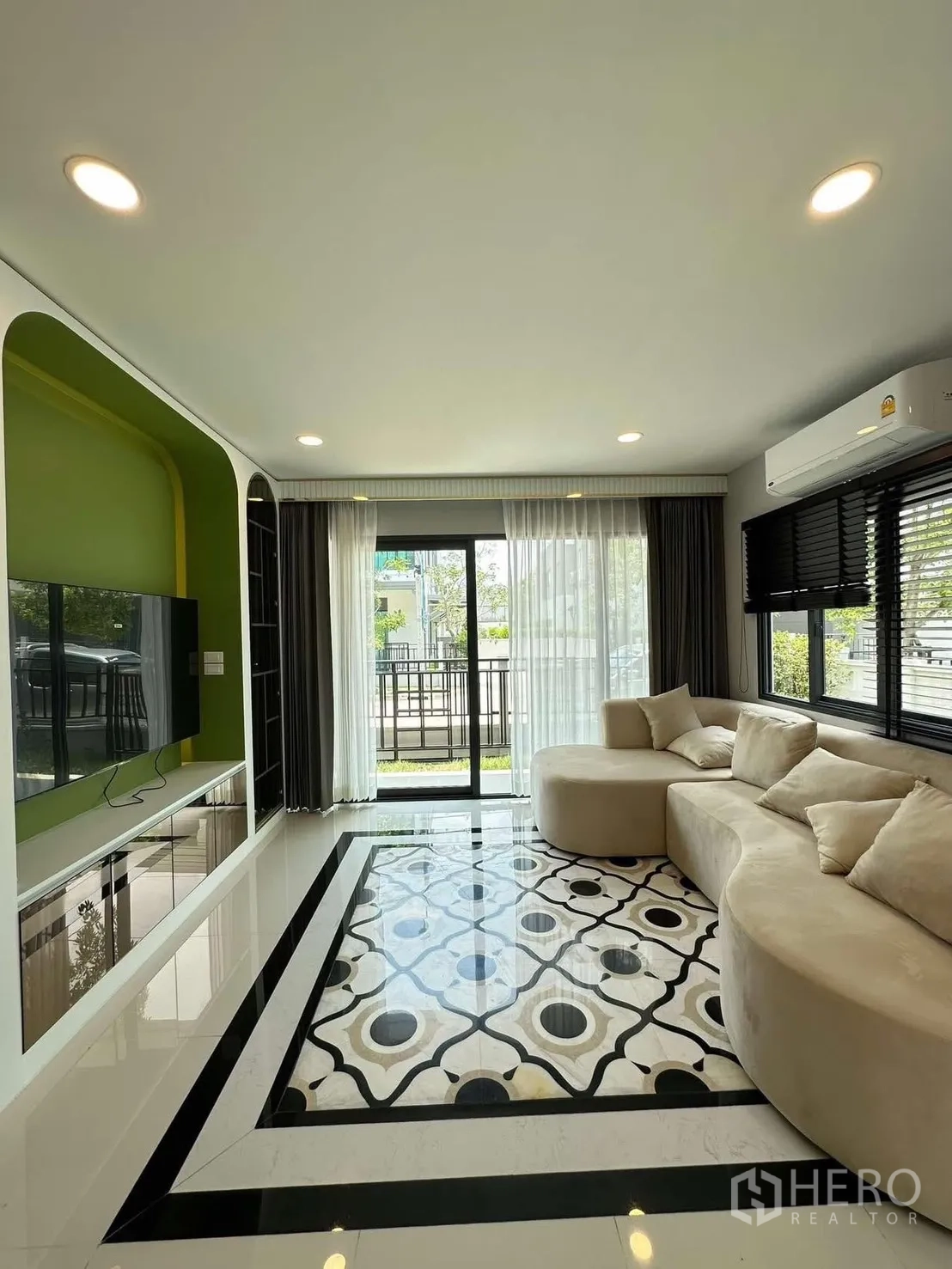 บ้านเดี่ยว for rent in Bang Phli, Samut Prakan - ห้องนั่งเล่นประตูบานเลื่อนออกสู่พื้นที่ภายนอกและโซฟาโค้ง