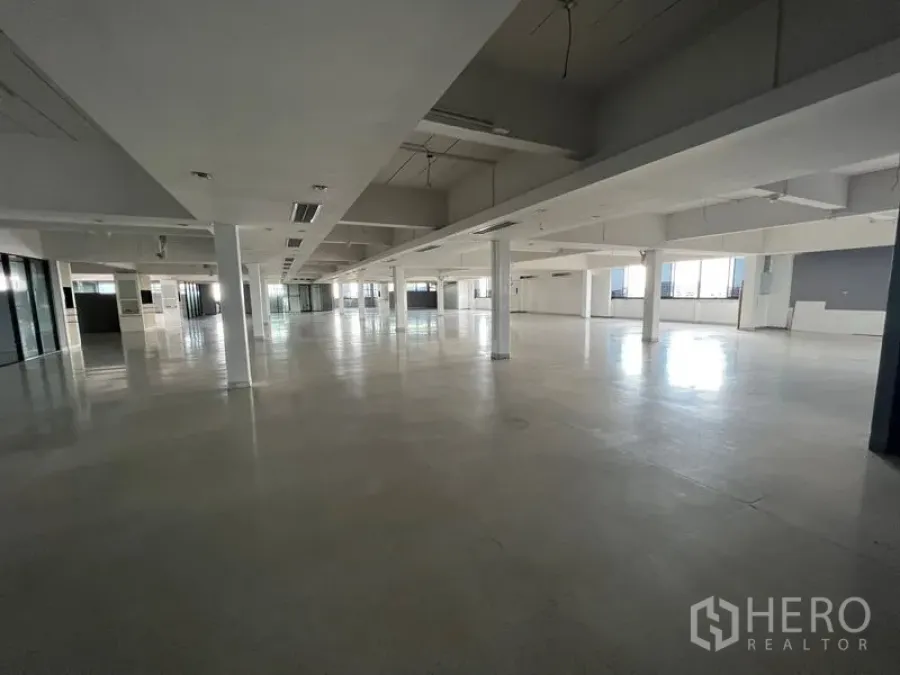 Office Space for rent in Mueang Samut Prakan, Samut Prakan - Long open office level with high ceilings, columns and overhead lighting.