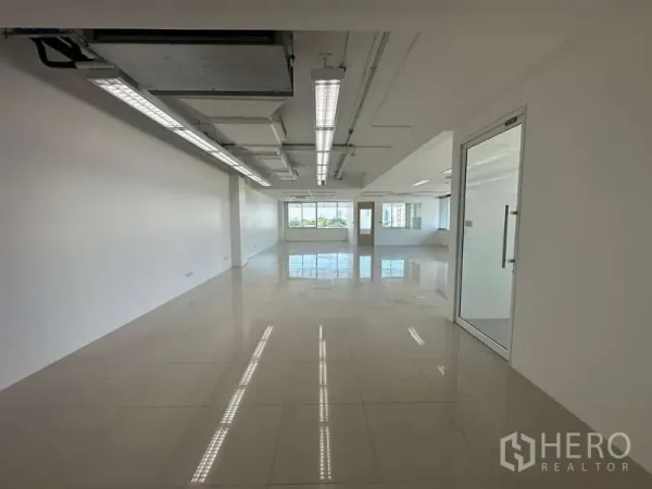 สำนักงาน ให้เช่าในPrawet, Bangkok - ออฟฟิศโอเพนสเปซสว่าง พื้นกระเบื้อง เพดานโชว์งาน และประตูกระจกทางเข้า