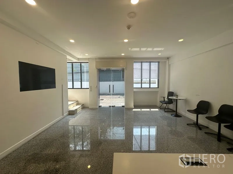 สำนักงานที่บ้าน ให้เช่าในBang Na, Bangkok - ล็อบบี้ชั้นล่าง ประตูทางเข้ากระจก และที่นั่งริมหน้าต่าง