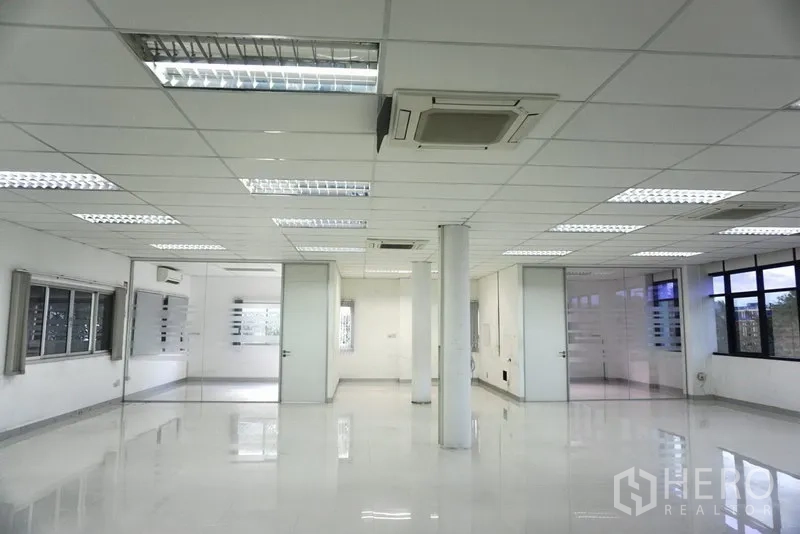 Office Space for rent in Lat Krabang, Bangkok - Bright open-plan office floor with white tiles, drop ceiling, cassette air-conditioning and fluorescent lights.
