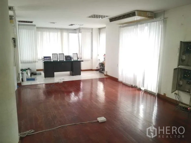 สำนักงานที่บ้าน ให้เช่าในSaphan Sung, Bangkok - พื้นที่ทำงานมุมสว่าง หน้าต่างบานใหญ่ ผ้าม่านโปร่ง และพื้นไม้