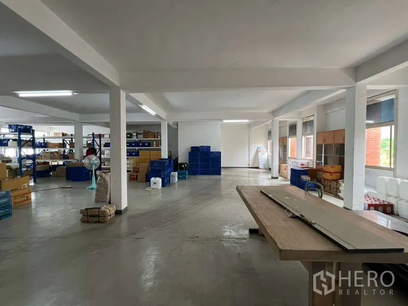 店屋 出租或出售在Khlong Toei, Bangkok - 宽敞仓储空间，设大窗与货架。