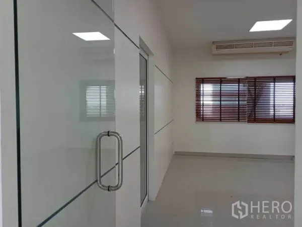 Office Space for rent in Khlong Toei, Bangkok - Glass-partitioned meeting room with window blinds and a ceiling cassette air conditioner.