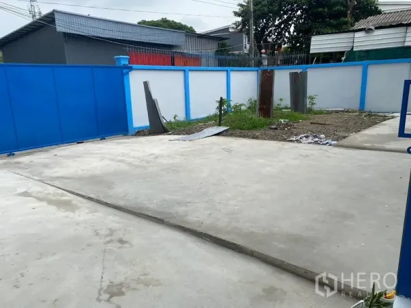 คลังสินค้า ให้เช่าในBueng Kum, Bangkok - ลานคอนกรีตหน้าตัวอาคาร พร้อมรั้วและประตูบานเลื่อน ใช้จอดรถและขนถ่ายสินค้า