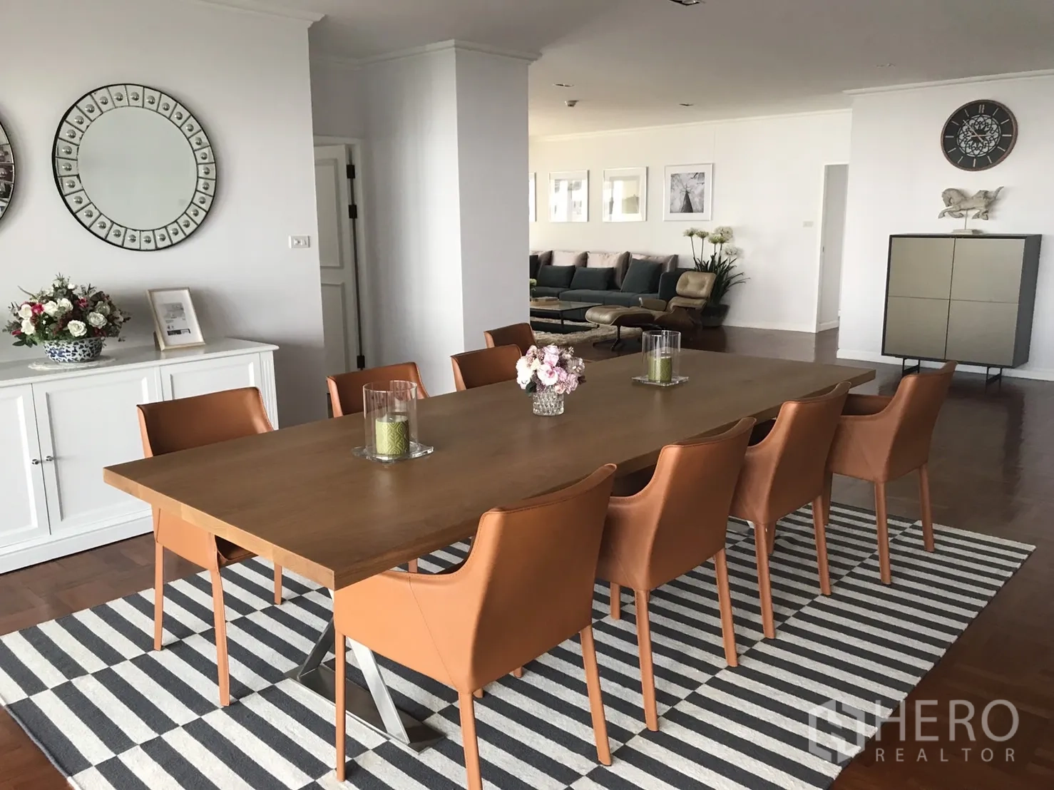 คอนโด ให้เช่าในBangkok - มุมกว้างของโซนทานอาหาร เก้าอี้หนังสีน้ำตาล พร้อมเชื่อมต่อห้องนั่งเล่น