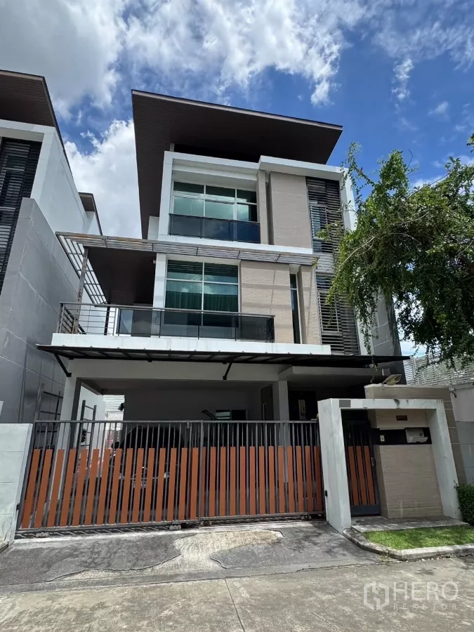 Detached House for sale - Modern three-storey detached house facade with balconies and a gated carport in Suan Luang.