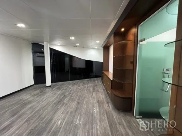 พื้นที่ขายปลีก ให้เช่าในSathon, Bangkok - พื้นที่โชว์รูมพร้อมชั้นบิวท์อินไม้ ประตูกระจกฝ้า และพื้นลามิเนต