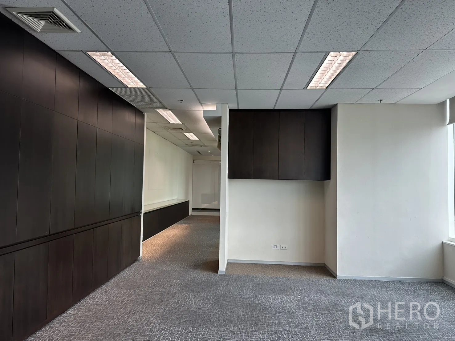 ออฟฟิศ for rent in Watthana, Bangkok - พื้นที่ทำงานเปิดโล่งพร้อมตู้บิวท์อินสีเข้มและไฟฝ้าหลุม